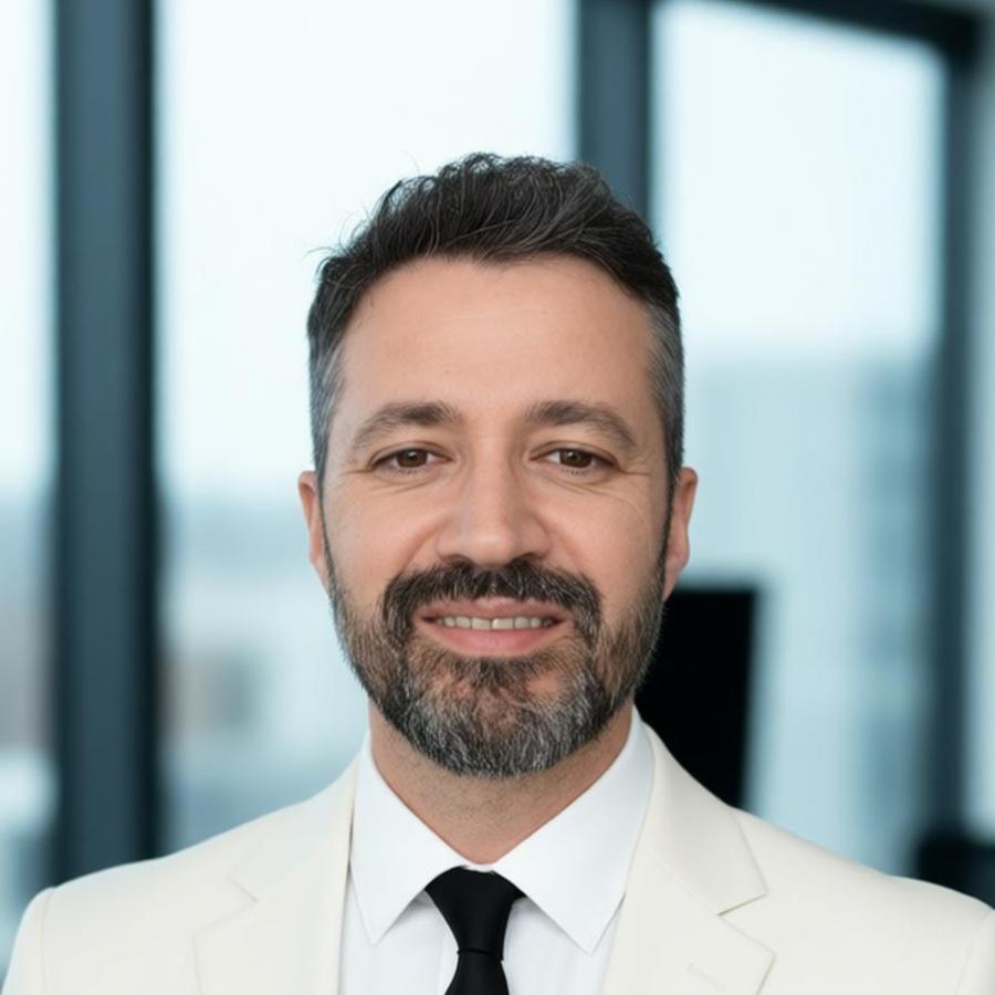 Portrait of Yannick Loth